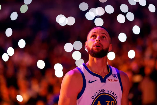 Stephen Curry #30 do Golden State Warriors olha para o alto antes da partida contra o Minnesota Timberwolves no Target Center em 24 de março de 2024