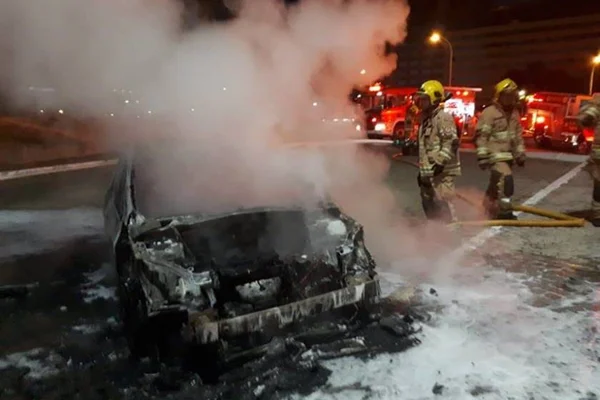 Homens incendiaram carro no centro de Brasília achando que era da PCDF