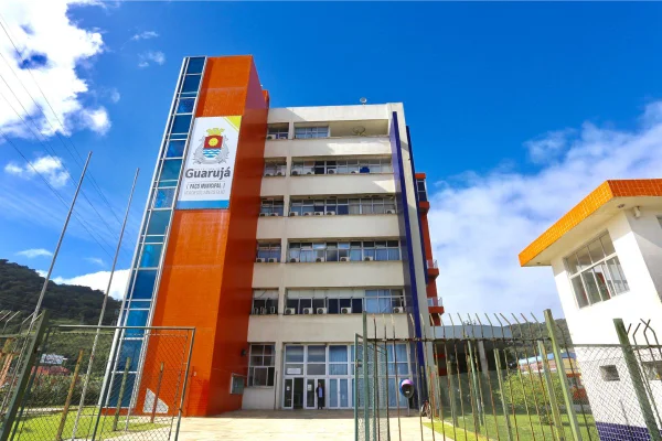 Imagem colorida mostra sede da Prefeitura do Guarujá - Metrópoles