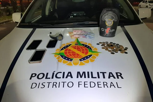 Dupla é presa e adolescente apreendido após roubo a ônibus no DF