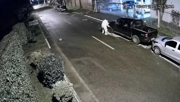 Homem fantasiado de coelho andando pela rua