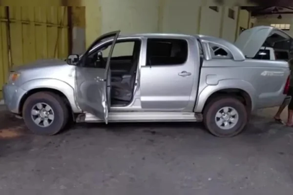 Foto de caminhonete roubada de homem que caiu no golpe do amor no Paraná