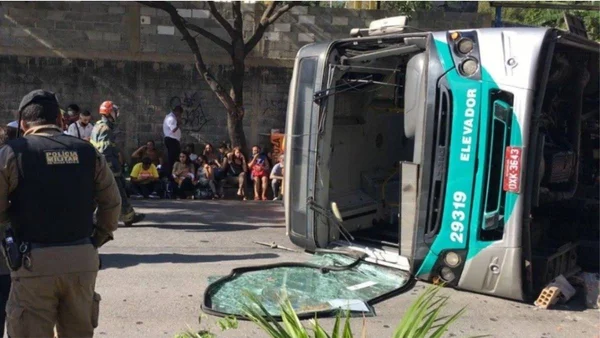 Ônibus tomba em avenida de BH e deixa 29 pessoas feridas