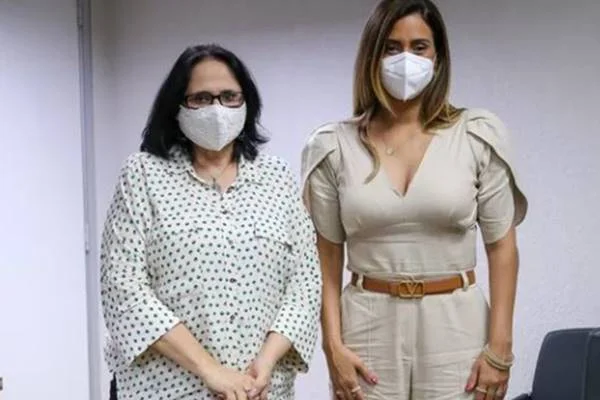 Rivais, Flávia Arruda recebe 10 vezes mais dinheiro do fundão que Damares
