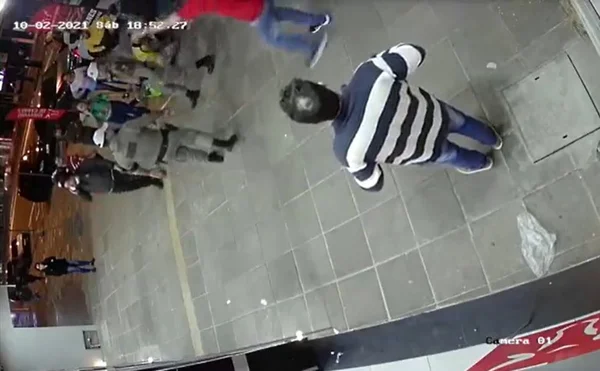 Ambulante morre após ser espancado por reclamar do preço da carne