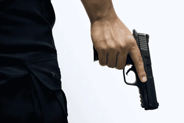 Policial federal reage a assalto dentro de casa e mata invasor