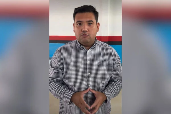 Imagem colorida mostra Pedro Ishi, prefeito de Suzano, falando sobre ataque em escola da cidade - Metrópoles