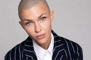 Ruby Rose posa de terninho riscado