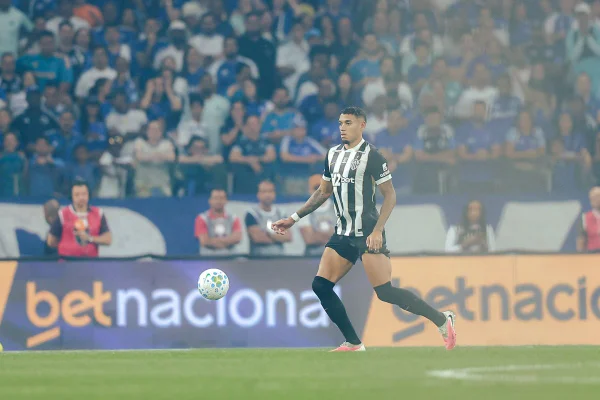 Ruan, do Atlético-MG, é encaminhado ao hospital após choque com Kaio Jorge