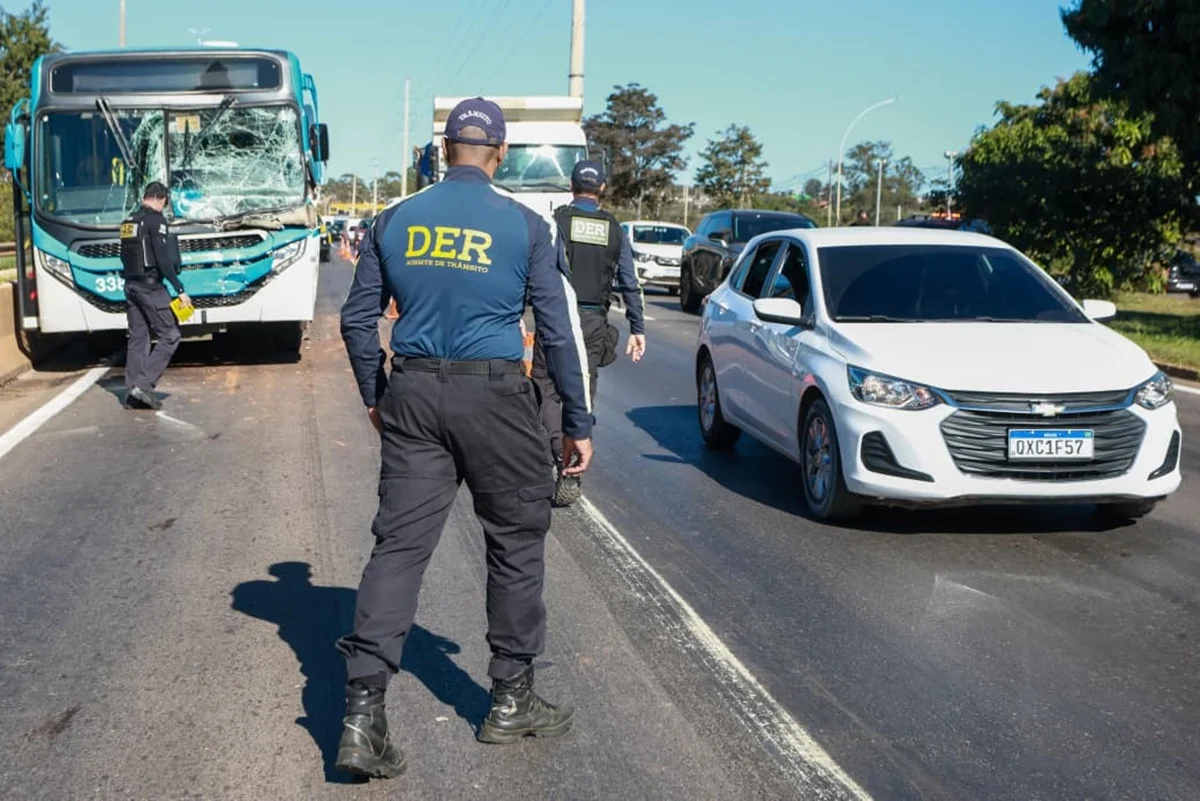 Segundo o Corpo de Bombeiros Militar do Distrito Federal (CBMDF), o coletivo colidiu contra a traseira do caminhão Segundo o Corpo de Bombeiros Militar do Distrito Federal (CBMDF), o coletivo colidiu contra a traseira do caminhão