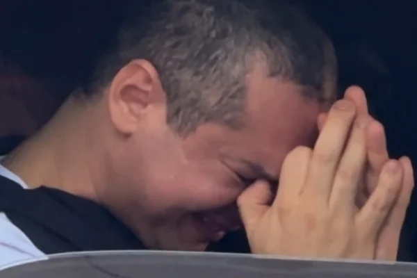foto colorida de Tiago Gomes de Souza durante reconstituição de morte de idoso com "voadora" em Santos - Metrópoles