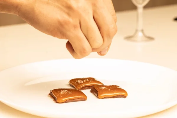 Cozinha de solteiro: faça o fudge de chocolate e caramelo salgado
