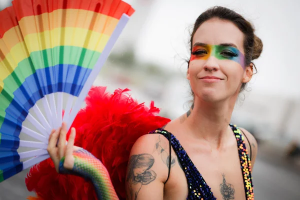 Sob chuva e neblina, foliões saem às ruas para curtir Carnaval no DF