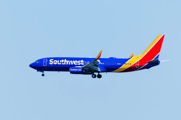 Imagem coloirida de avião - Metrópoles