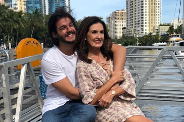Fátima Bernardes e namorado inovam na torcida pelo Brasil na Copa