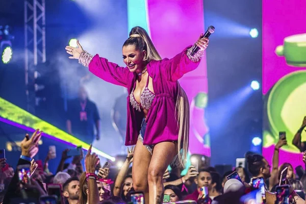 Deolane Bezerra na estreia do Baile da Doutora