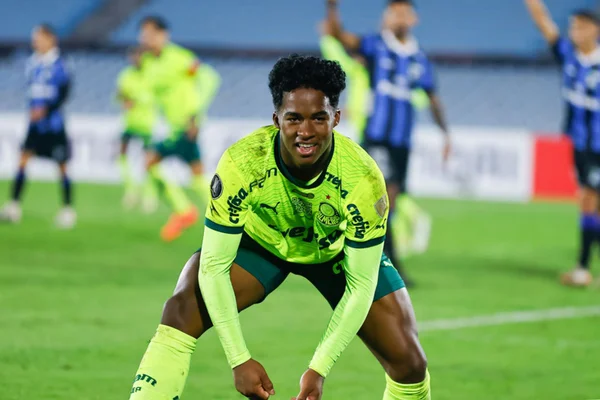 Imagem colorida de Endrick comemorando gol - Metrópoles