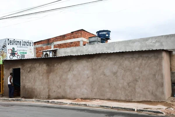 DF Legal manda demolir barraco ilegal em frente a administração