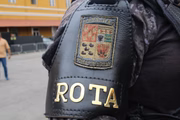Policial militar de SP com braçadeira da Rota