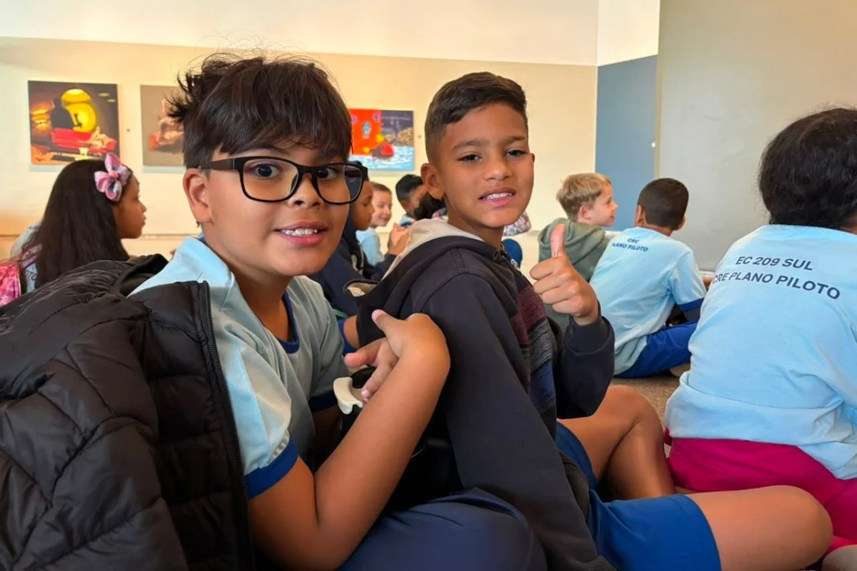 Alunos da EC 209 Sul visitam exposição Constelações Contemporâneas Alunos da EC 209 Sul visitam exposição Constelações Contemporâneas