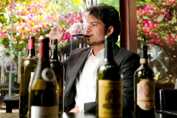 Empresário Lawrence Barbosa enfrenta desafio de provar 1001 vinhos