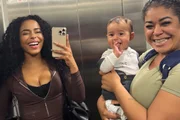 Lorena Maria, o filho Rás e a babá posam sorridentes 