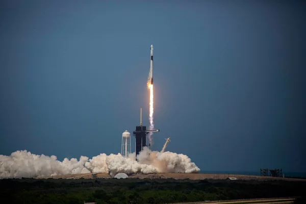 Foguete da Space X decola rumo à Estação Espacial Internacional