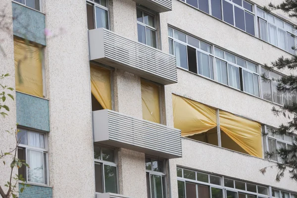 Lona amarela cobre janela de apartamento funcional do TCU sob reforma para o ministro Antonio Anastasia