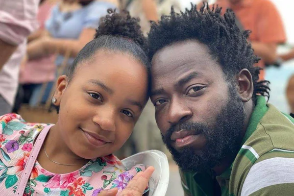 Foto colorida douglas silva e filha