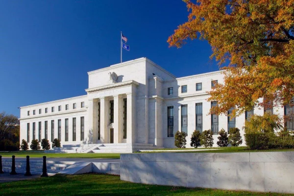 FED mantém taxa de juros dos EUA e só vê corte a partir de dezembro