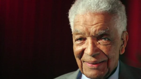 Ator de 007, Earl Cameron