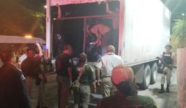 Imagem colorida de imigrantes encontrados na traseira de um caminhão no México - Metrópoles