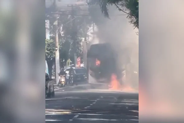 Captura de tela colorida de vídeo que mostra ônibus em chamas na zona leste de São Paulo. - Metrópoles