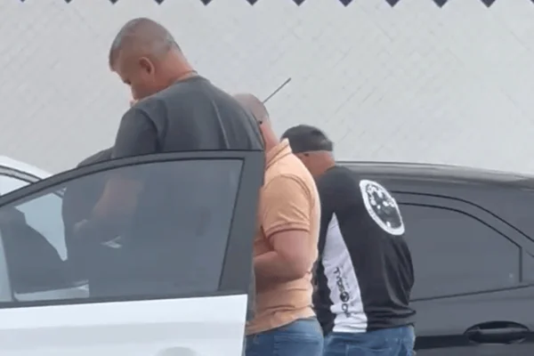 Imagem colorida de corretor sendo preso - Metrópoles