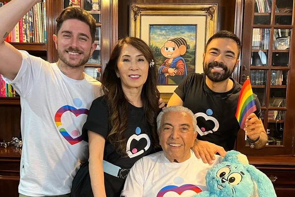 Foto colorida de Mauro Sousa com a família - Metrópoles