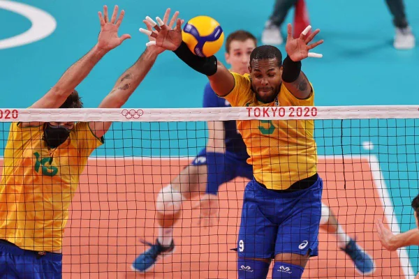 Vôlei masculino: Brasil bate o Japão e enfrenta os russos na semifinal