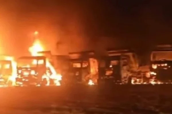 imagem colorida caminhões e máquinas incendio br 153 goias