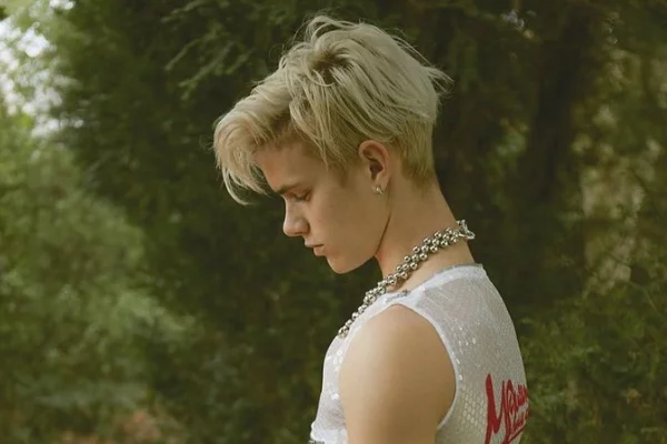 Romeo Beckham em ensaio para a revista L'Uomo Vogue