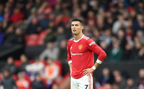 CR7 apaga comentário em publicação que criticava Bola de Ouro de Messi