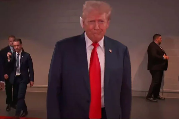 Imagem colorida de Donald Trump com curativo na orelha direita - Metrópoles