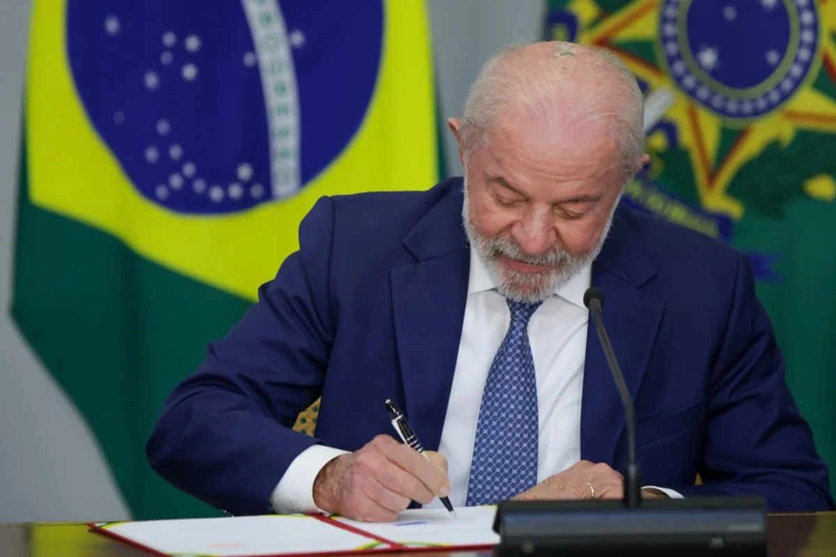 Lula sanciona MP do Frete para caminhoneiros; entenda o que muda