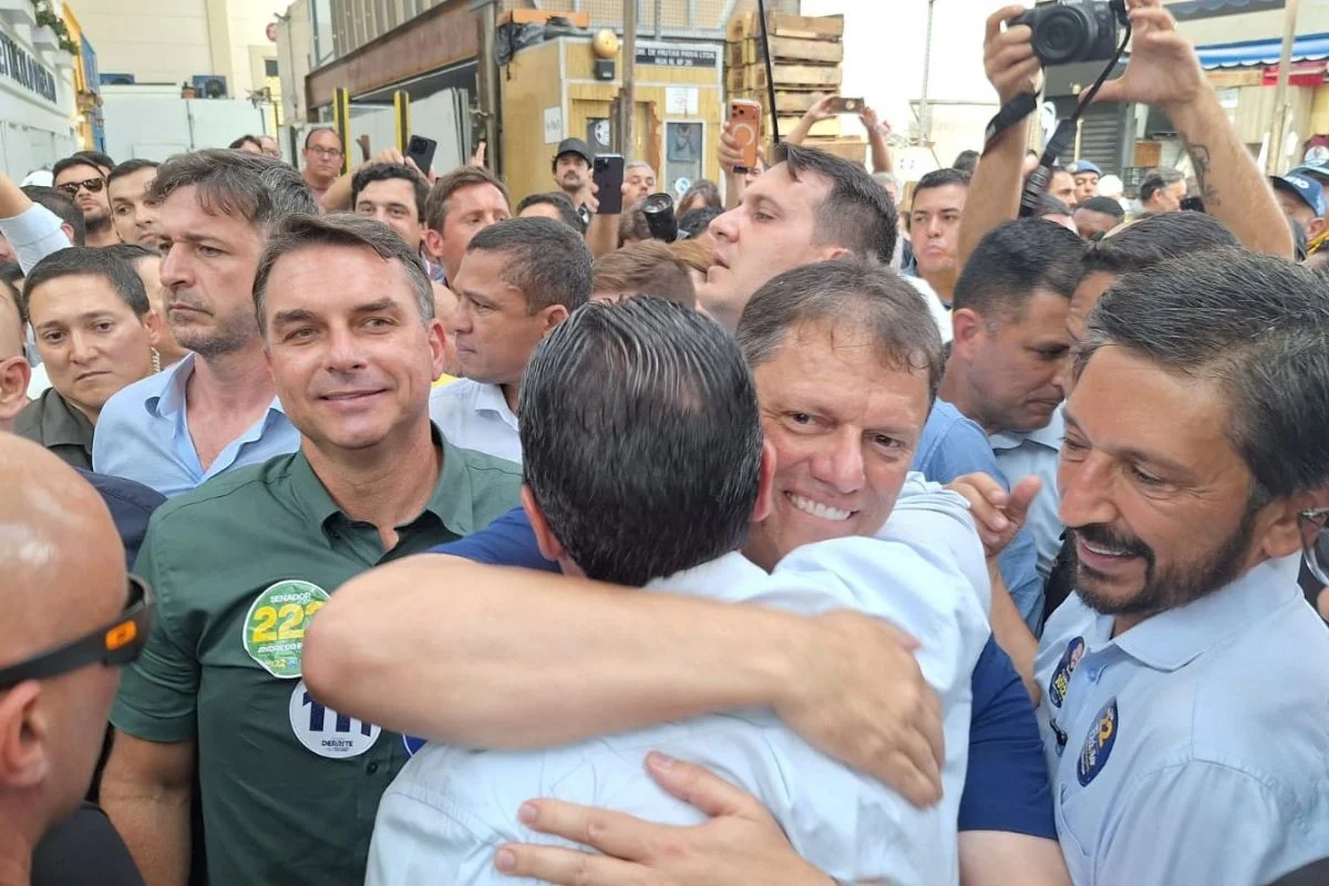 Flávio Bolsonaro, Tarcísio de Freitas e Ricardo Nunes em agenda no centro de São Paulo Flávio Bolsonaro, Tarcísio de Freitas e Ricardo Nunes em agenda no centro de São Paulo