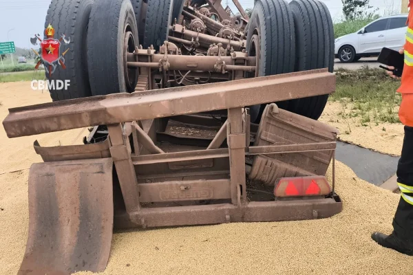 carreta tombada na DF-130