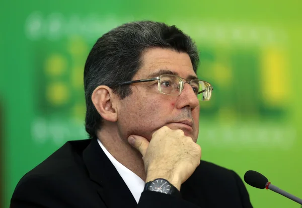 Ministro da Fazenda vira novo alvo de Lula