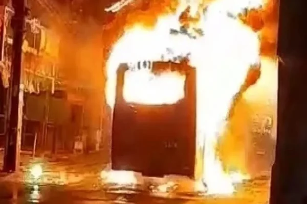 Ônibus pegando fogo/Metrópoles