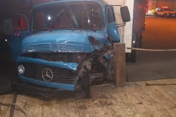 Motorista bebe pinga e invade bar cheio de cliente com caminhão