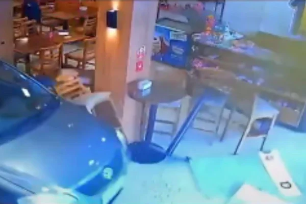 Foto colorida retirada das cãmeras de segurança. Carro invade lanchonete de ré - Metrópoles