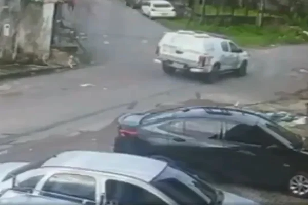 Imagem colorida mostra viatura da PM flagrada após atropelar cão - Metrópoles