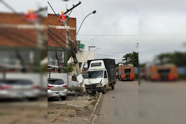 Moradores ficam sem energia após caminhão bater em poste