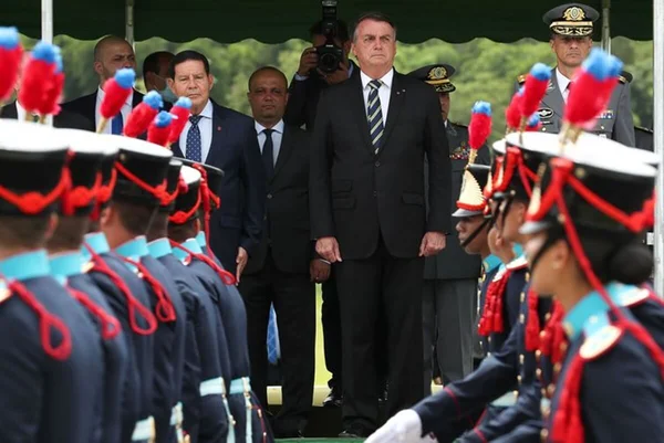 Bolsonaro participa da formatura de cadetes da Aman